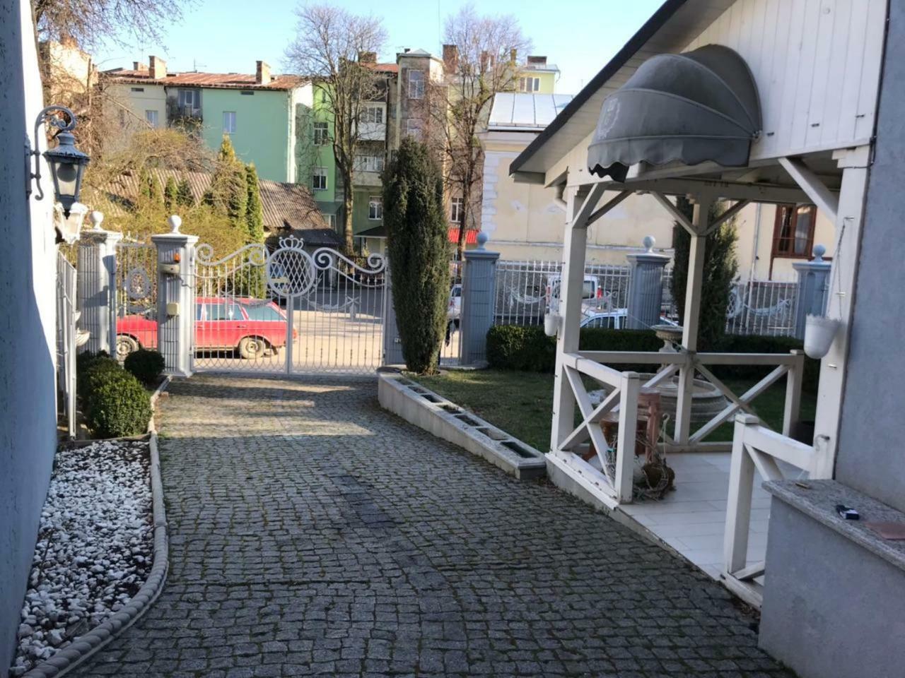 Pelican Guest House & Hostel Czernowitz Exterior foto